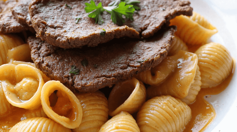 Tender slices of seared steak on top of creamy paprika pasta shells coated in garlic cream sauce.